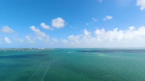 Parasail-B-Roll-Of-Sky-De-2-Personas-Haciendo-Parasailing-Con-Agua-Verde-Y-Azul-Del-Océano-Debajo-De-Ellos-En-Las-Imágenes-Aéreas-De-Los-Cayos-De-Florida-2