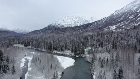 drone vuela sobre el río alaska