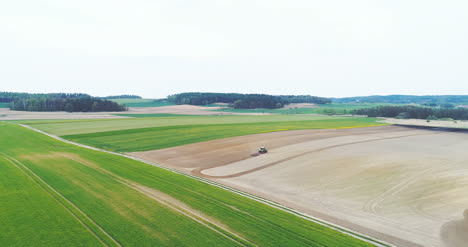 Landwirtschaft-Lebensmittelproduktion-Pflanzen-Maisernte-Weizen-Traktor-Arbeiten