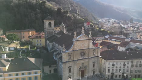 Bellinzona-Schweiz-Schöne-Architektur-Am-Fuße-Des-Berges