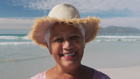 retrato de una mujer de edad avanzada de raza mixta sonriendo en la playa