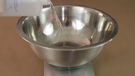 vierta el alcohol en un recipiente. instrumentos químicos