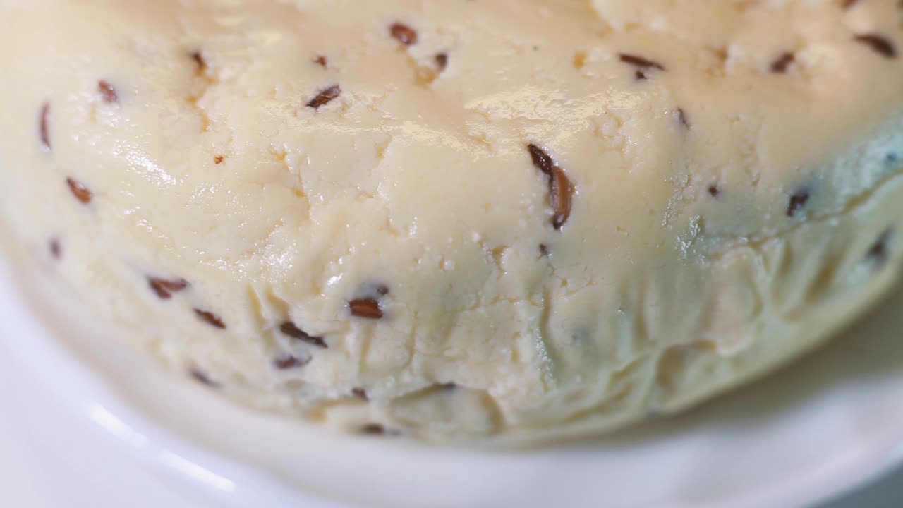 커민을 곁들인 신선한 치즈