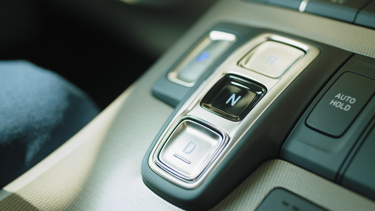 interior de automóvil moderno con transmisión automática