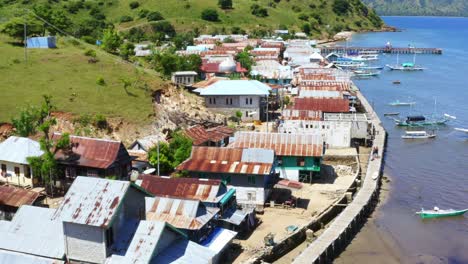 Un-Colorido-Pueblo-De-Pescadores-Construido-En-La-Costa-De-Una-Remota-Isla-Indonesia