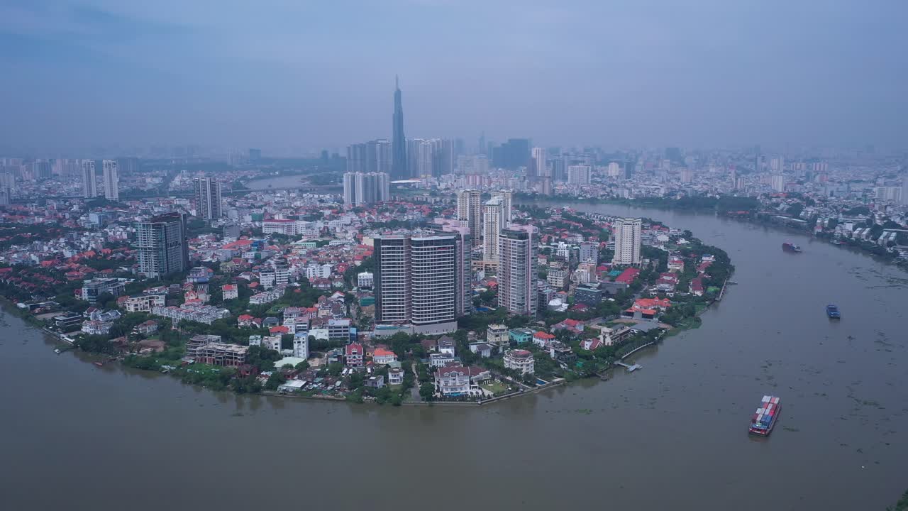 사이공 강에서 일하는 컨테이너 보트와 함께 투 디엔에서  ⁇ 은 날 호치민 시의 고전적인 공중  ⁇ 보기