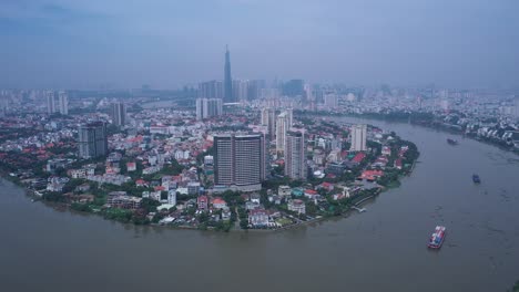 Klassische-Luftschwenkansicht-Von-Ho-Chi-Minh-Stadt-An-Einem-Sonnigen-Tag-Von-Thao-Dien-Aus-Mit-Containerbooten,-Die-Auf-Dem-Saigon-Fluss-Arbeiten