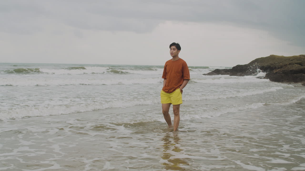 해변에 있는 남자