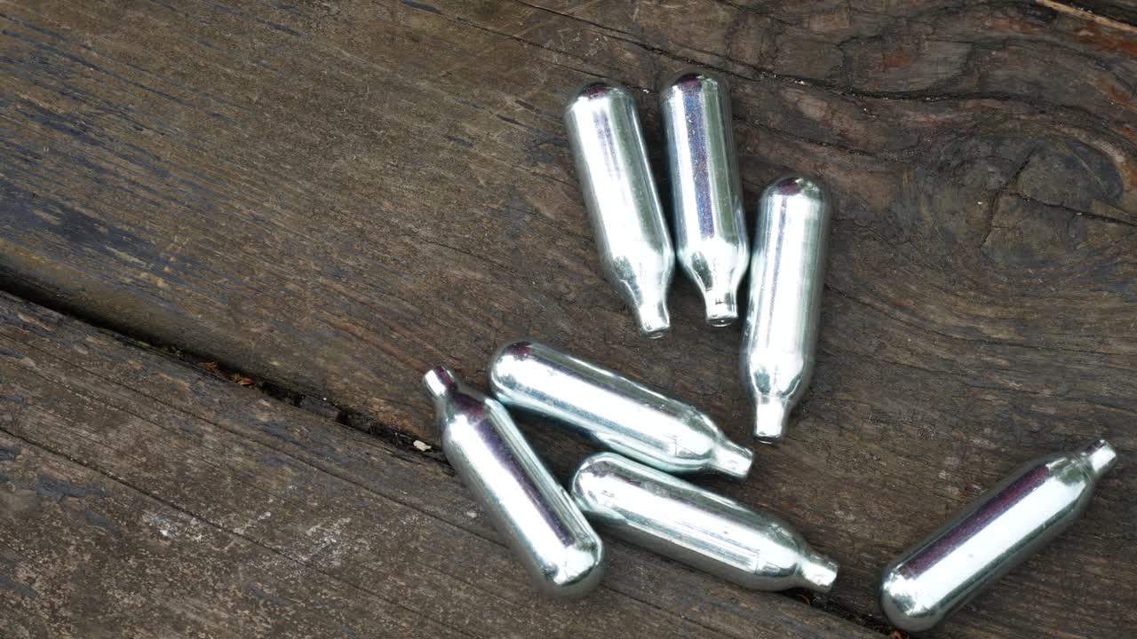 여러 크롬 불법 아산화 질소 웃음 가스 마약 실린더 하향식 팬 오른쪽