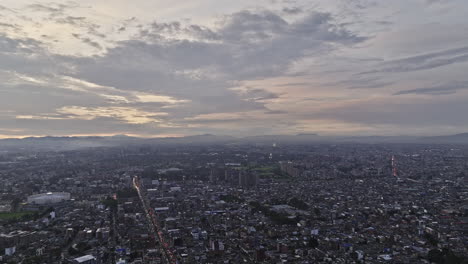 Bogota-Kolumbien-Luftbild-V14-Panoramablick-Drohnenüberflug-Barrios-Unidos,-Quinta-Mutis-Und-Teusaquillo,-Aufnahme-Der-Stadtlandschaft-Bei-Sonnenuntergang-Mit-Arena-Und-Stadion-–-Aufgenommen-Mit-Mavic-3-Cine-–-November-2022