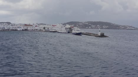 la ciudad de mykonos en una mañana nublada