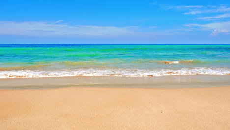 hermoso paisaje de mar y playa con nubes blancas alrededor del cielo azul para relajarse y viajar