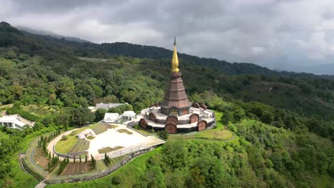 increíble hiperlapso de drones sobre el templo doi inthanon en chiang mai, tailandia