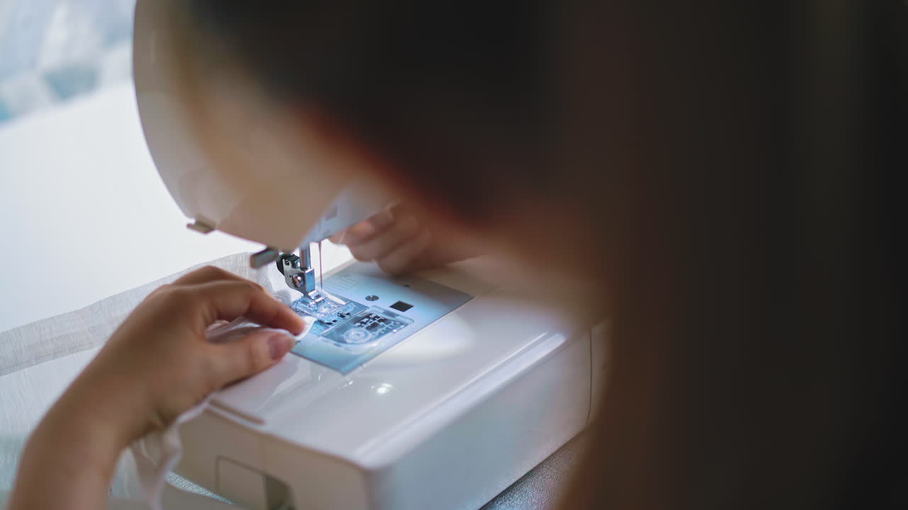 una giovane donna esegue un ordine