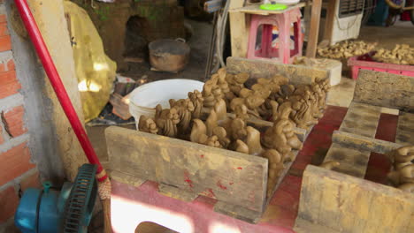 Wunderschön-Gearbeitete-Tierfiguren-Aus-Ton,-Die-In-Der-Sonne-In-Thanh-Ha-Trocknen,-Einem-Beliebten-Ziel-Für-Souvenirjäger-Und-Touristen