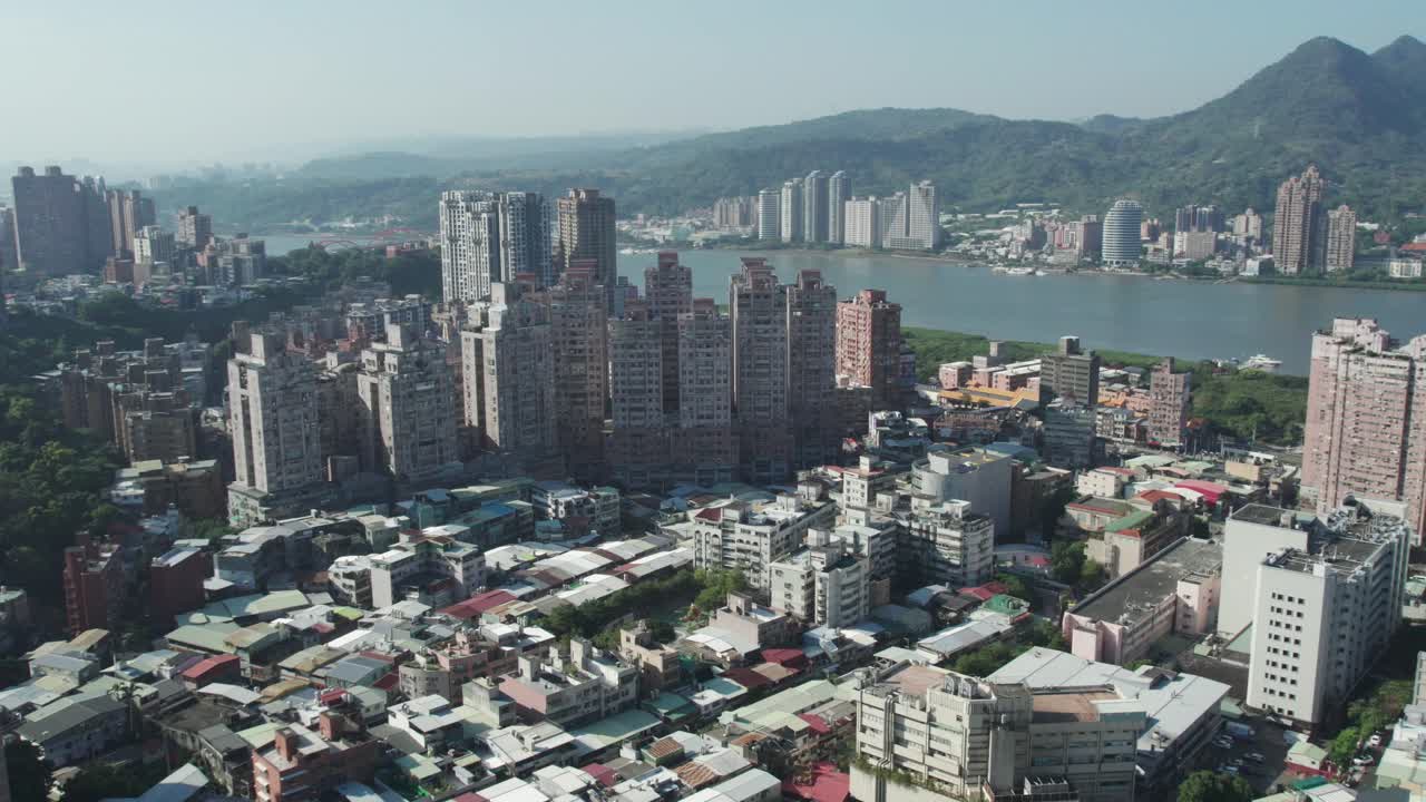 vista aérea de zhuwei, el horizonte de la ciudad de taipei con el río y las montañas en el fondo