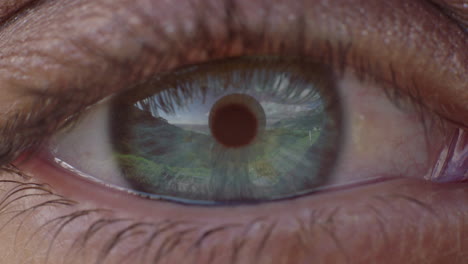 Nahaufnahme-Makroblaues-Augenöffnen-Mit-Spiegelung-In-Der-Iris