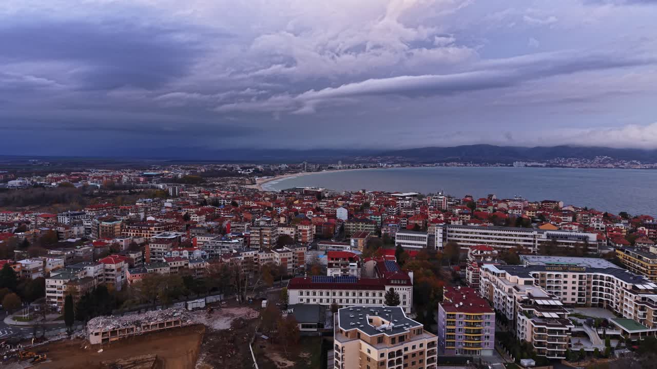 Bulgaristan, Nesebar'ın kıyı manzarasını sergileyen büyüleyici hava fotoğrafı
