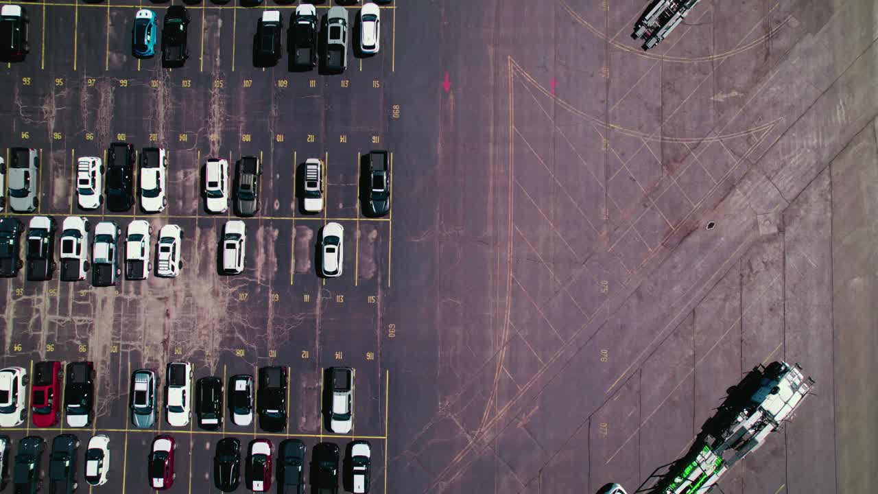 스팅어스 (stingers) 의 상단 아래 차량 수송기 (double deck trailer) 는 대리점 자동차 산업을 위해 새로운 자동차를 로딩하는 데 사용됩니다.