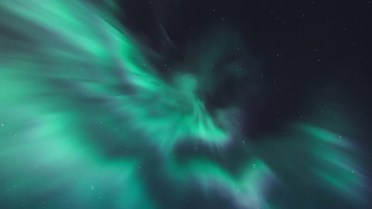 Aurora Boreale che pulsa sopra la testa