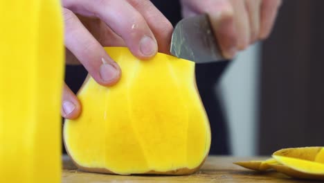 chef cortando la piel de la calabaza