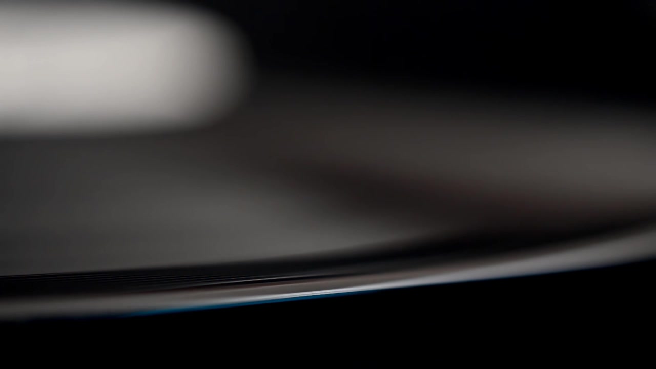 Vinylpladespiller. Optaget i bevægelse som baggrund.