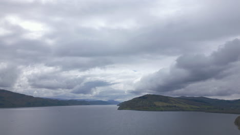 Vuelo-Aéreo-Lento-Sobre-Las-Aguas-Del-Lago-Ness-En-Un-Día-Nublado,-Escocia