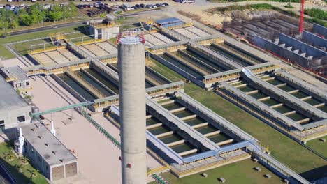 órbita telefotográfica aérea alrededor de la cuenca de la planta de tratamiento de agua, barrera de salinidad