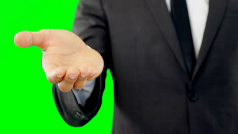 hombre de negocios fingiendo sostener un objeto invisible 4k