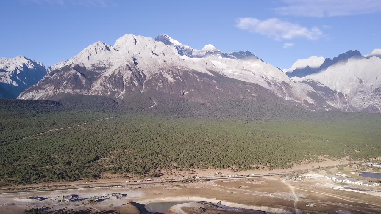 vista de 4k en la cordillera nevada del dragón de jade cerca de lijiang, china