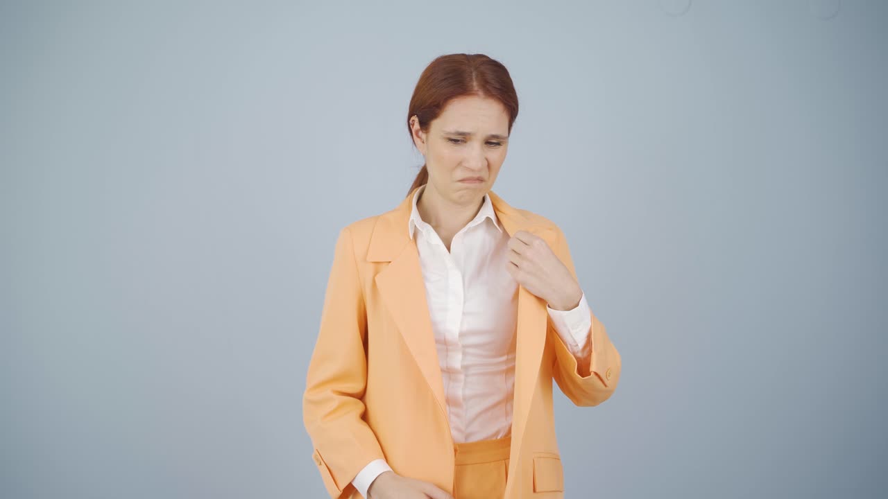 ⁇   ⁇ 새를 맡는 사업가 여성이 카메라에 부정적인 표현을 합니다.