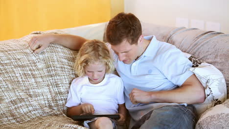 Padre-E-Hijo-Usando-Una-Tableta