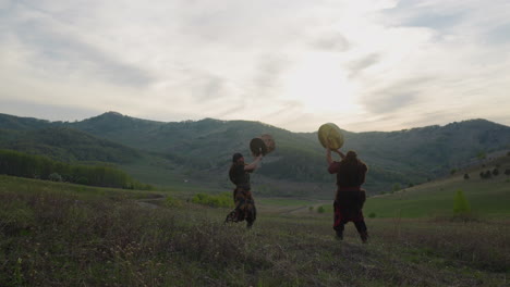 Hombres-Vestidos-Con-Ropas-Tradicionales-De-Altai-Realizan-Un-Ritual-De-Fertilidad.