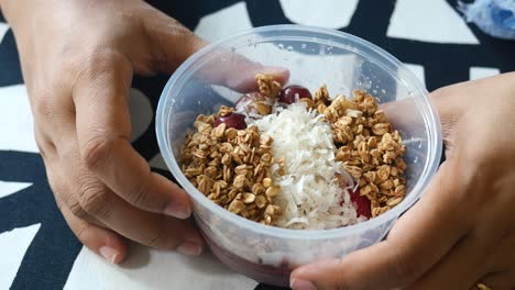 mujeres sosteniendo un plato de cereal de desayuno en la mesa