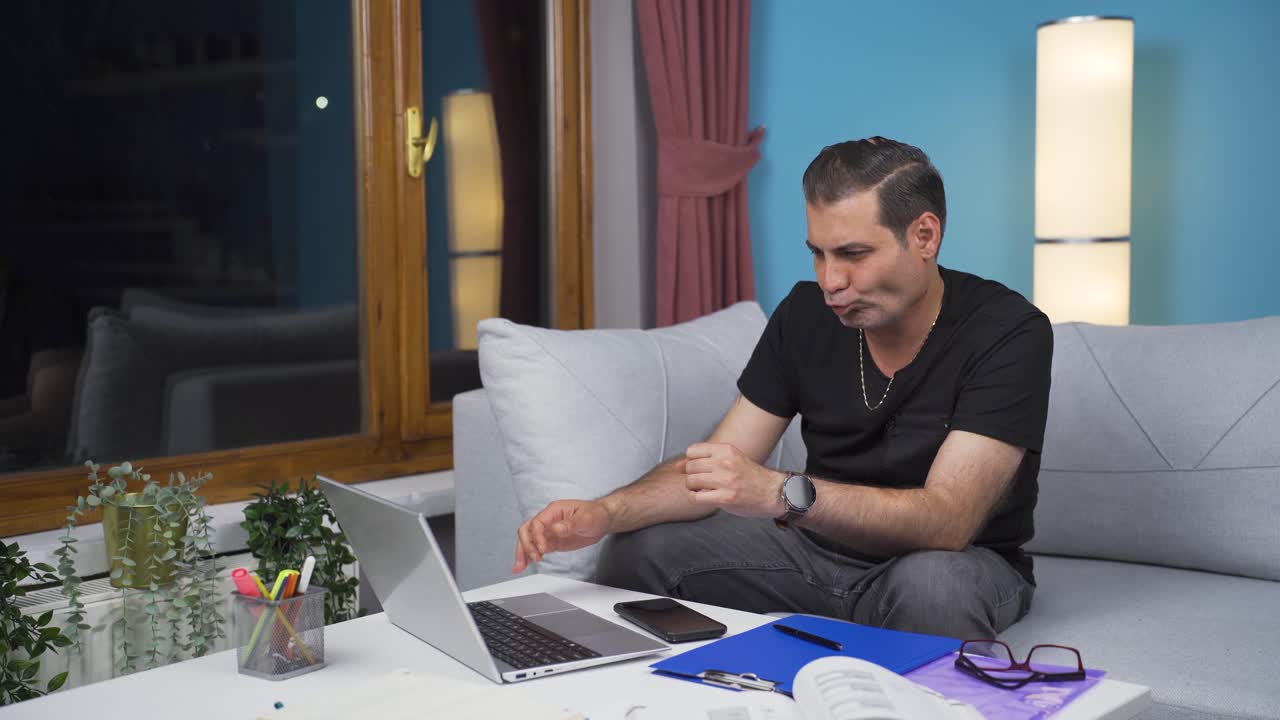 trabajador de oficina en casa hombre divertido y entretenido.