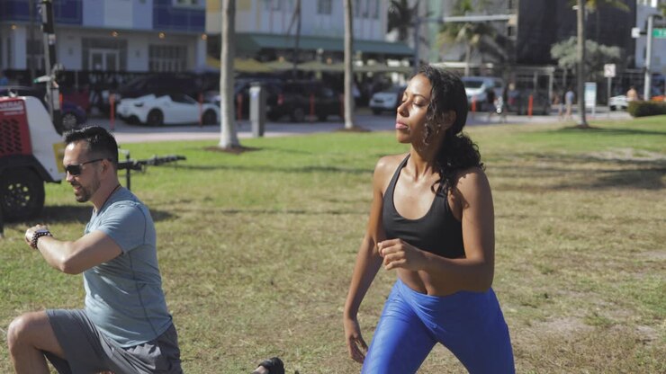 Homem mostrando técnica de exercício no parque