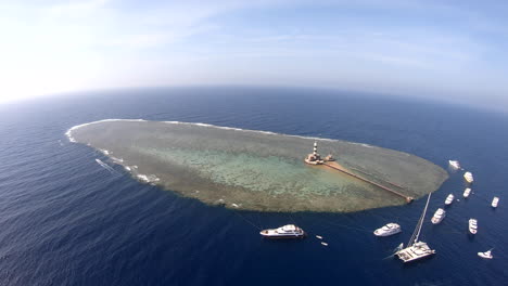 toma aérea con drones para el arrecife daedalus, que se encuentra a 180 km al sur de las islas hermanas.