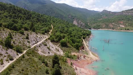 Congost-De-Mont-Rebei-Canyon-Bei-Ager,-Katalonien-Und-Aragon,-Spanien---Luftdrohnenblick-Auf-Den-Wanderweg,-Den-Blauen-Fluss-Noguera-Ribagorzana-Und-Die-Grünen-Berge