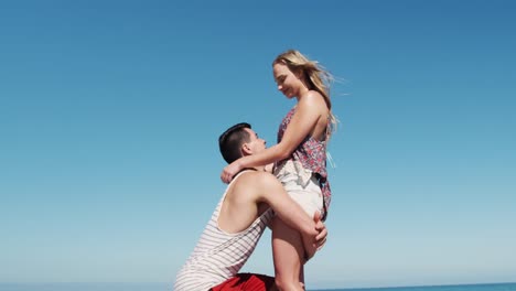 pareja enamorada disfrutando del tiempo libre en la playa juntos