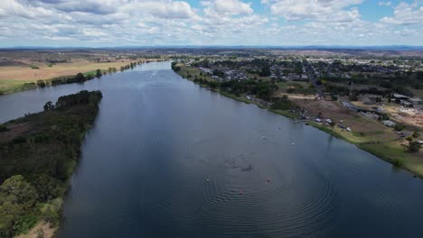 el río clarence durante un evento de carreras de botes en grafton, nueva gales del sur, australia