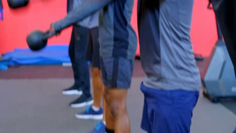 atletas haciendo ejercicio con kettlebell 4k