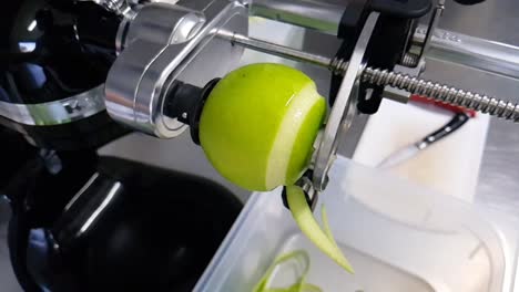 Maschine-Schält-Und-Schneidet-Gleichzeitig-Grüne-Äpfel-In-Zeitlupe