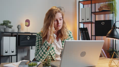 Businesswoman-freelancer-answering-to-client-on-mobile-phone-call-using-smartphone-and-laptop