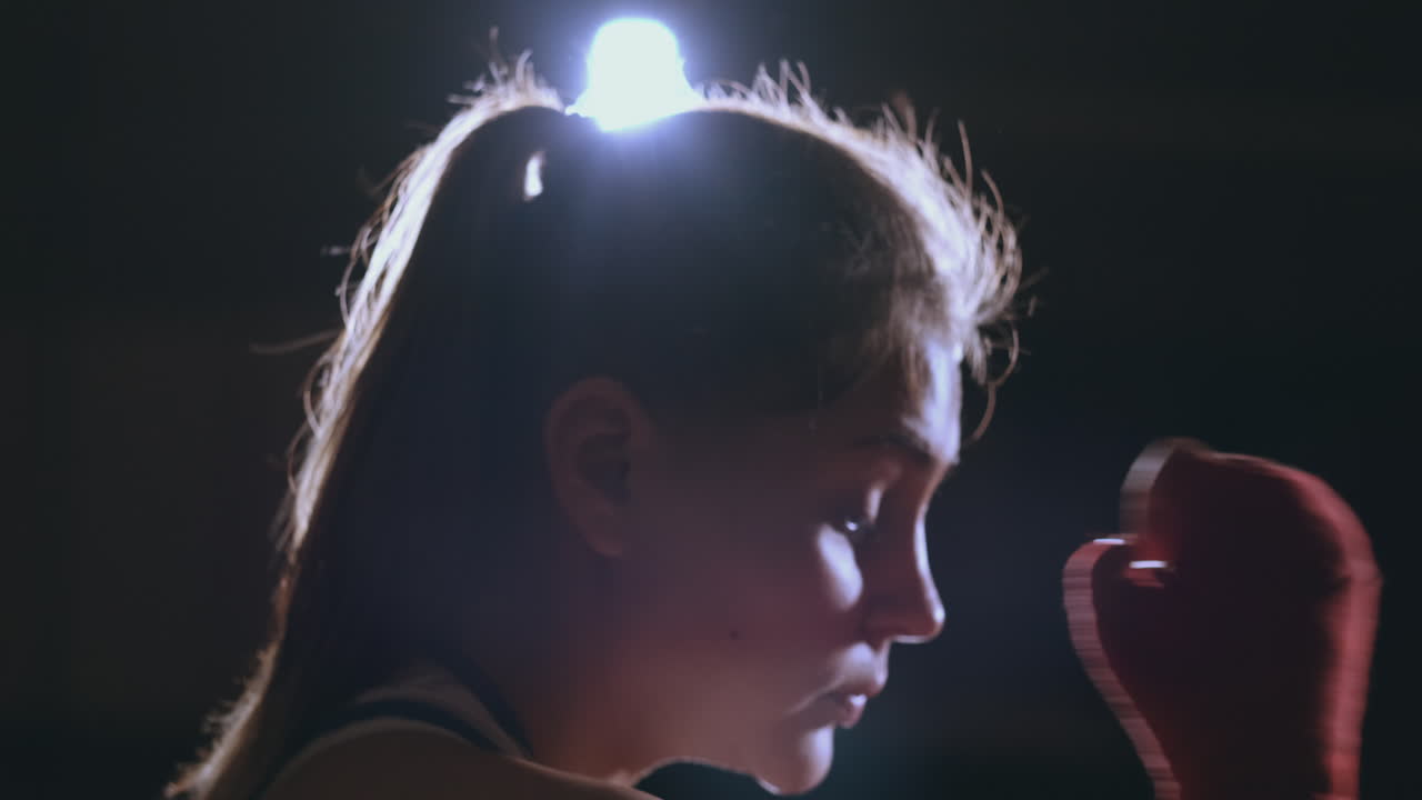 강한 운동, 여자 권투 선수, 검은 바탕에 훈련에서 권투. 복사 공간과 함께 스포츠 권투 개념.