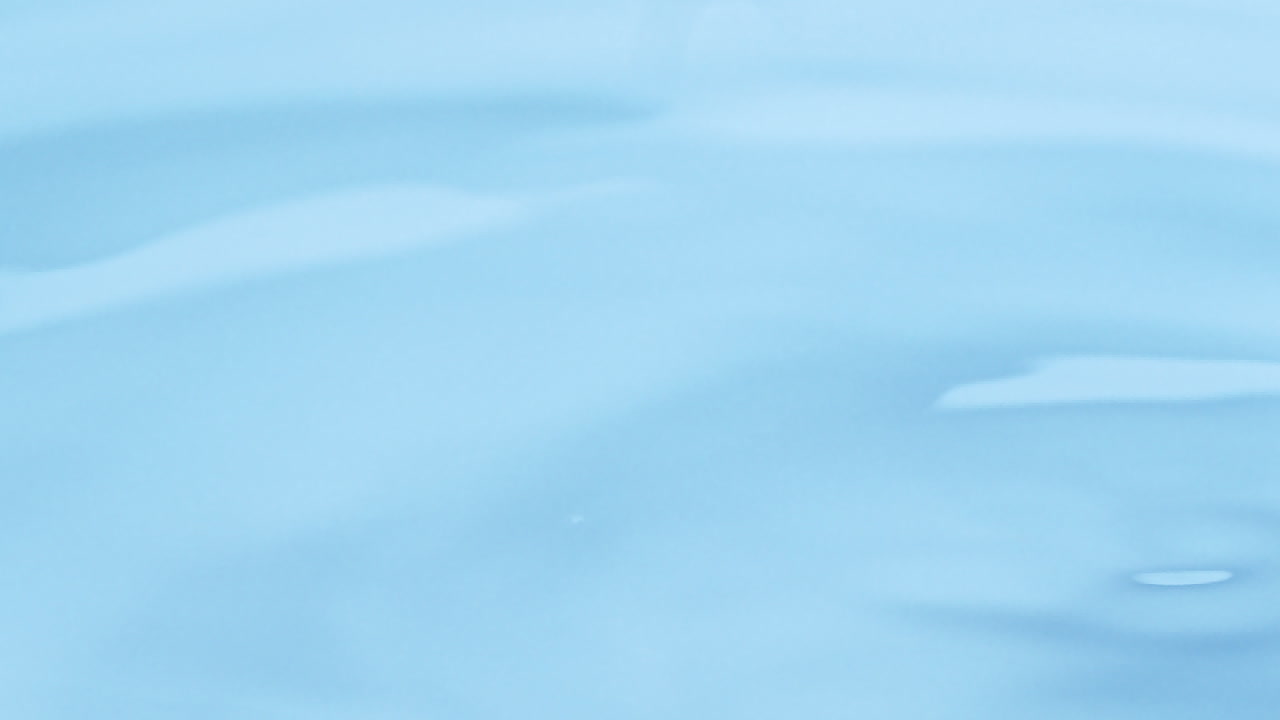 물방울의 실제는 광고용 텍스트를 배치할 수 있는 복사 공간이 있는 스튜디오에서 스무트 색상 배경을 가진 물과 발산 원으로 떨어집니다.