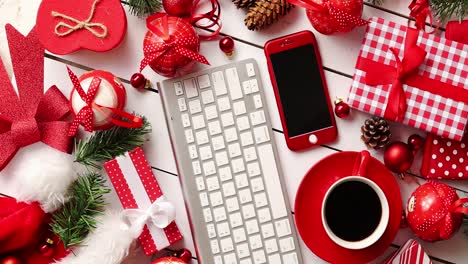 Regalos-De-Navidad-Y-Decoraciones-Alrededor-De-Gadgets-Y-Bebidas