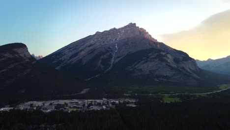 Drohnenaufnahme-Einer-Atemberaubenden-Berglandschaft-Am-Mount-Rundle-Im-Banff-Nationalpark