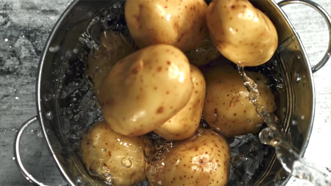 Patate fresche lavate in uno scolapasta di metallo