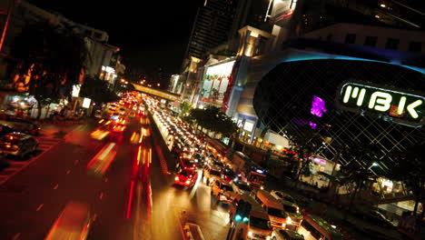 calle mbk en bangkok, lapso de tiempo con luces y personas en el tráfico