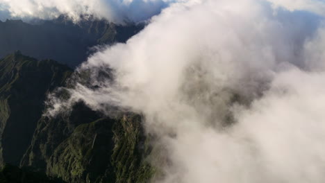 nubes bajas y esponjosas sobre el pico pico do arieiro durante el amanecer en la isla de madeira, portugal